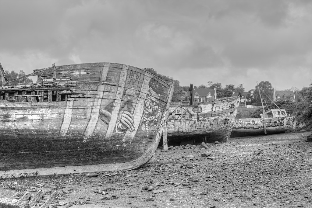 HDR Cimetiere a bateaux B&W scheepskerkhof scheepswrakken scheepswrak urbex quelmer rance bretagne frankrijk kerkhof schip schepen boot boten graffiti strand zwart wit foto